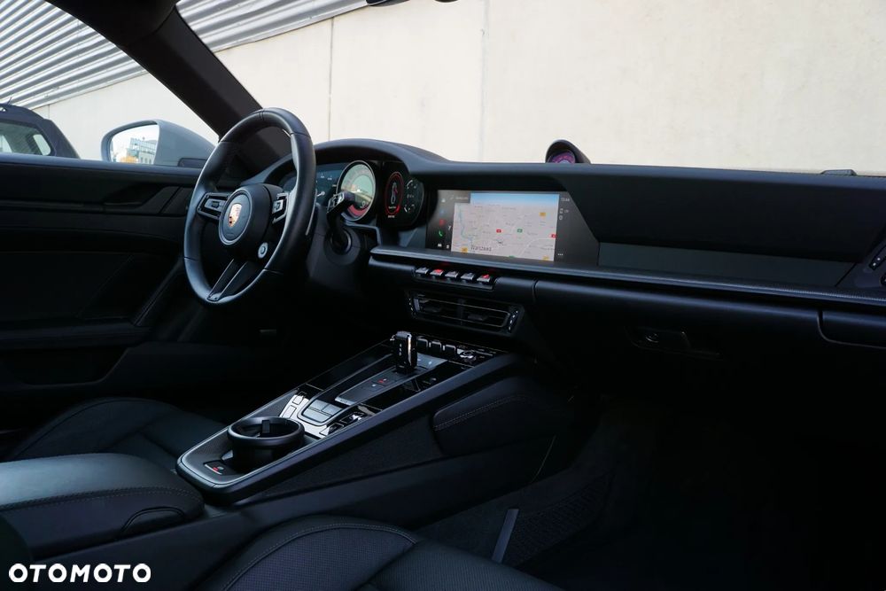 Porsche 911 Carrera 4 GTS - 17