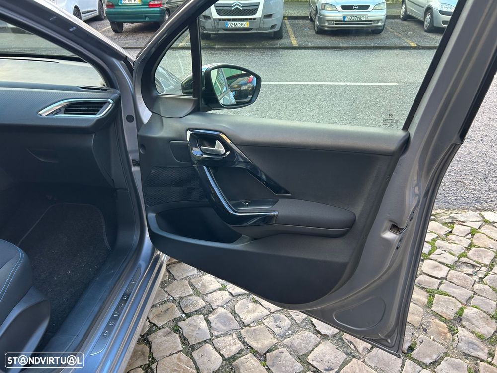 Peugeot 208 1.2 PureTech Signature - 24