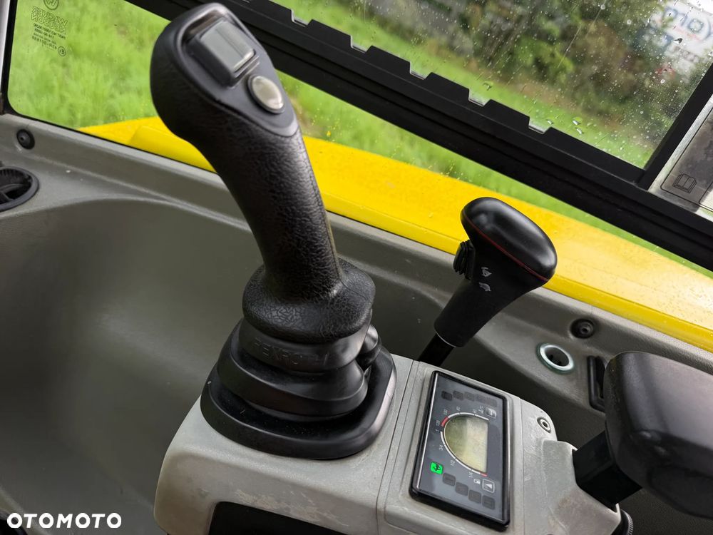 Wacker Neuson EZ38 koparka Gąsienicowa 4 tony. 2018 rok. Maszyna jak nowa 1600mtg.  Aktualna DEKRA BMWT 2026r. dodatkowa linia Hydrauliczna. Zamki na tłokach. Szybko-złącze Hydrauliczne. zmiana łyżek bez wychodzenia z Kabiny! Ani deka luzów wycieków. Okazja! 2 łyżki Oryginalne skandynawskiego typu. Yanmar silnik. Maszyna z Norwegii z Gospodarstwa Aktualna Dokumentacja! ani deka luzów i wycieków! OKAZJA Linia Hydr. Plus. Długie ramię PLUS. Oświetlenie LED. Gąski bardzo ładne. Wielka Okazja! Pełne sterowanie z dżojstików!! - 27