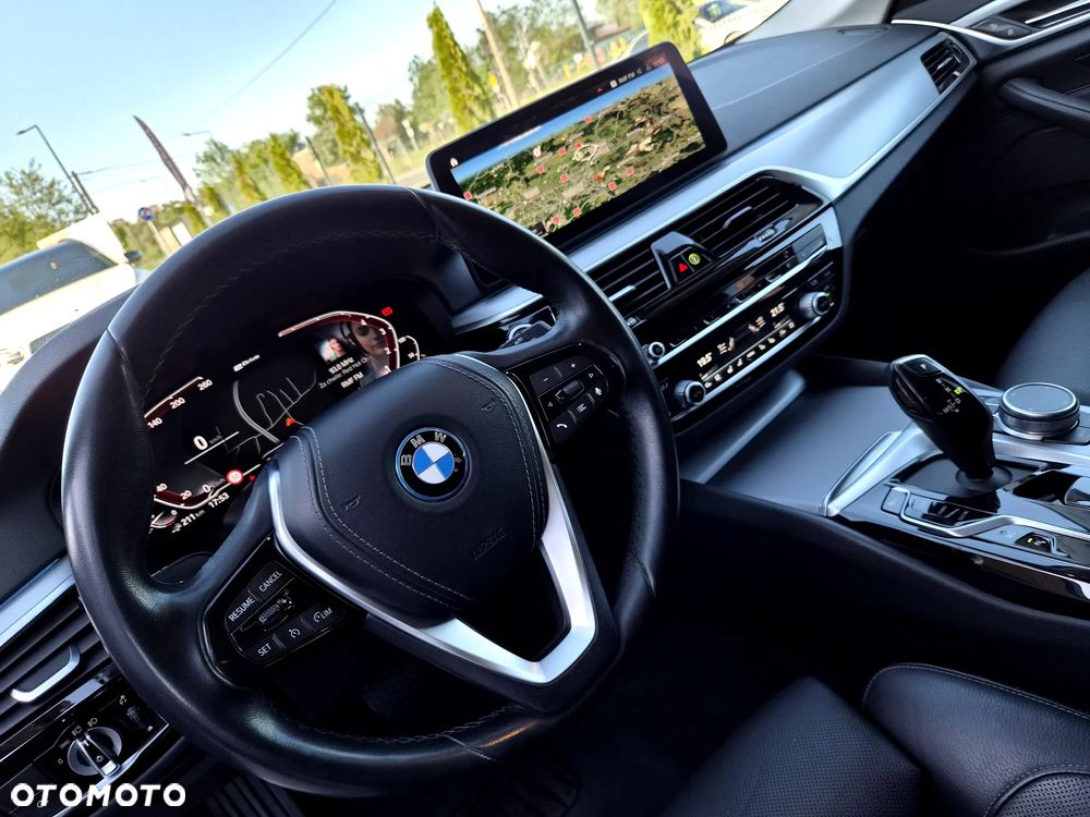 BMW Seria 5 530e xDrive - 29