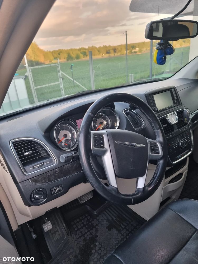 Chrysler Town & Country - 9