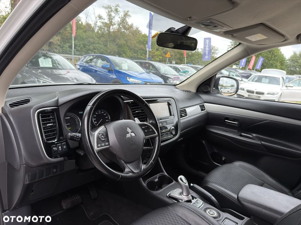 Mitsubishi Outlander Instyle NAVI + - 7
