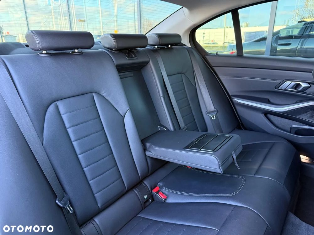BMW Seria 3 320i xDrive Luxury Line - 9