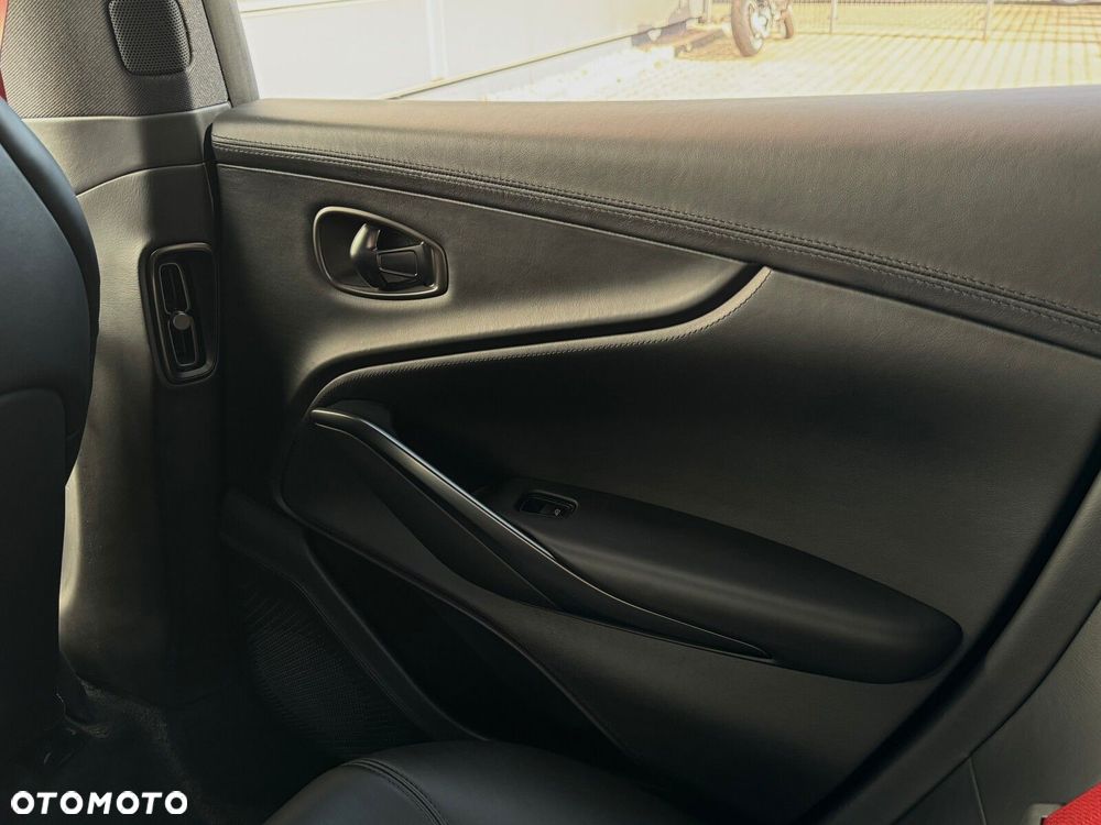 Aston Martin DBX - 14