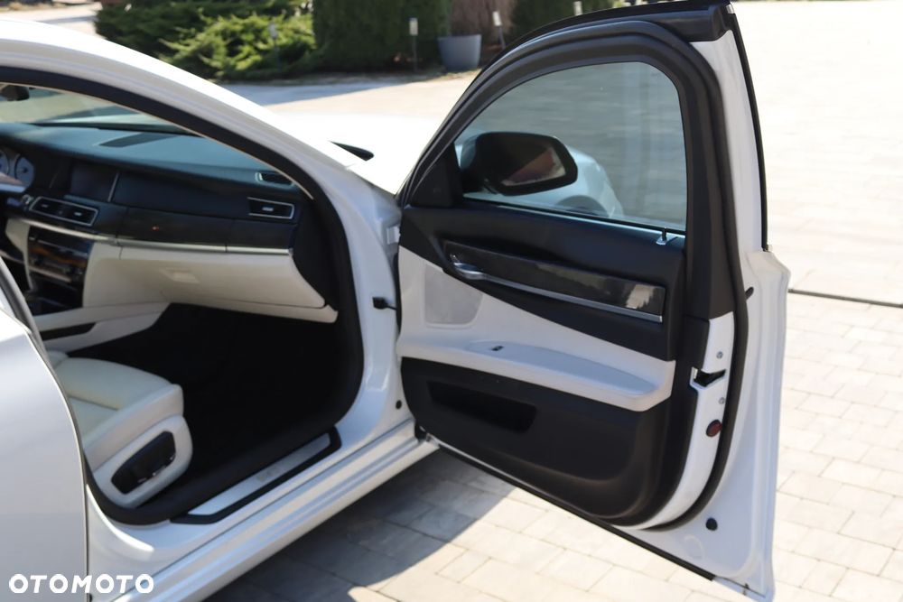BMW Seria 7 750Li - 28