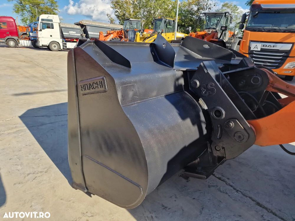 Hitachi ZW220, 2.140h, 8.833 km, CUPLA RAPIDA, CUPA 3,5mc, Masa operationala 20t, Anvelope Goodyear profil L5 90% ok, Gresare automata, VIRARE JOYSTICK, consum mediu 14,6l/h, an fabr 2020, camera spate, ridica la 4,2m,  CA NOU-PROMOTIE 119.900 EUR+Tva - 17