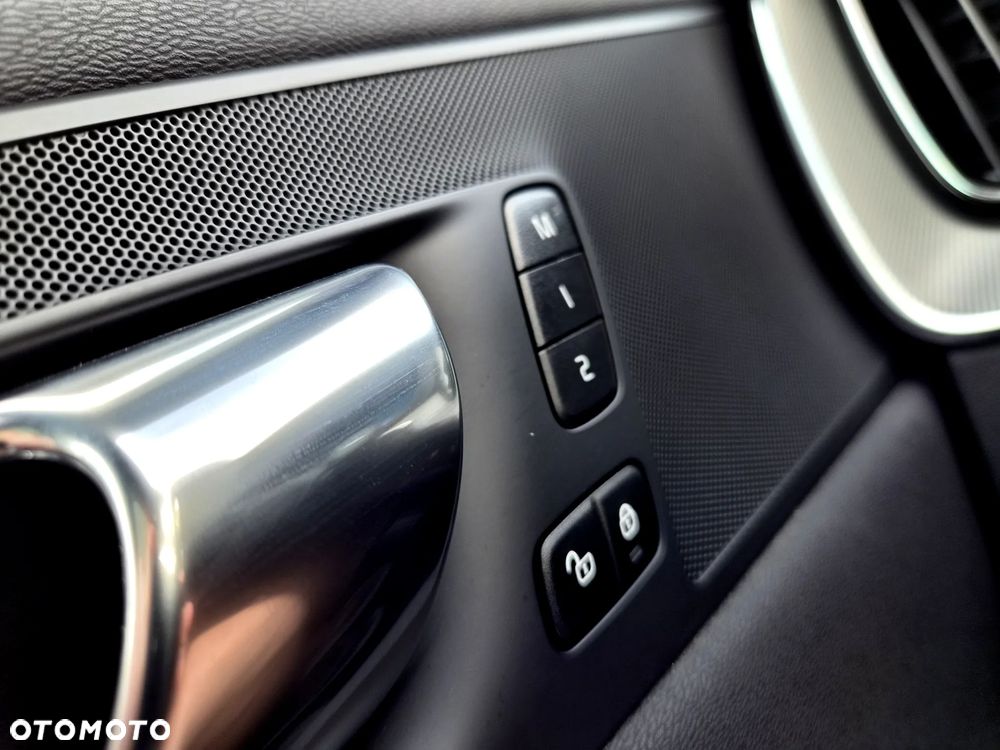 Volvo XC 60 T6 Plug-In Hybrid AWD Plus Black Edition - 17