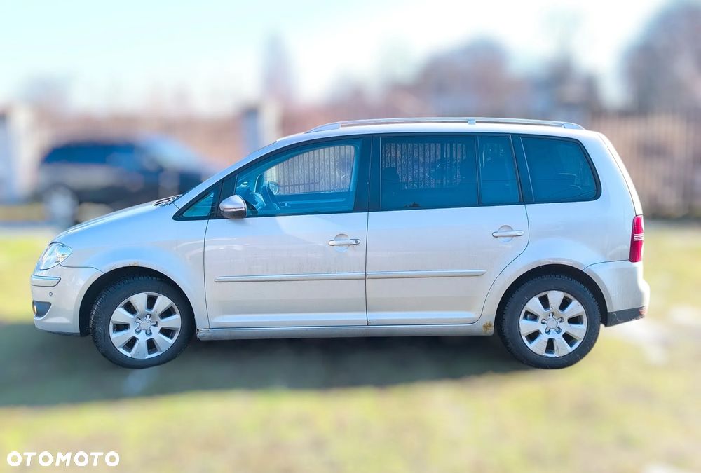 Volkswagen Touran 2.0 TDI DSG Highline - 5