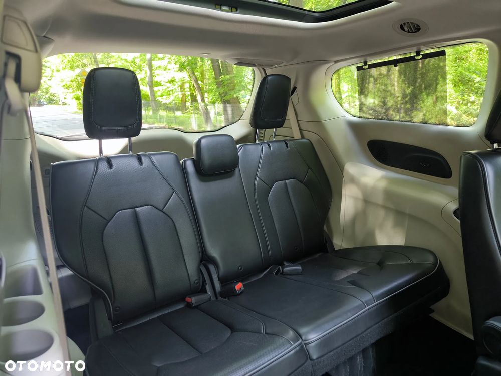 Chrysler Pacifica - 12