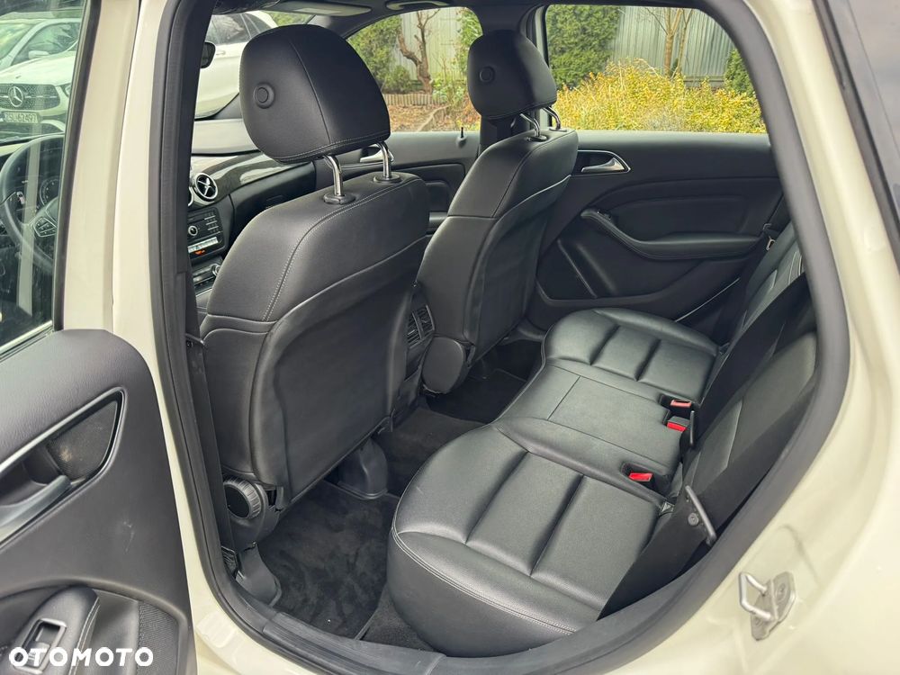 Mercedes-Benz Klasa B 250 4Matic 7G-DCT UrbanStyle Edition - 23