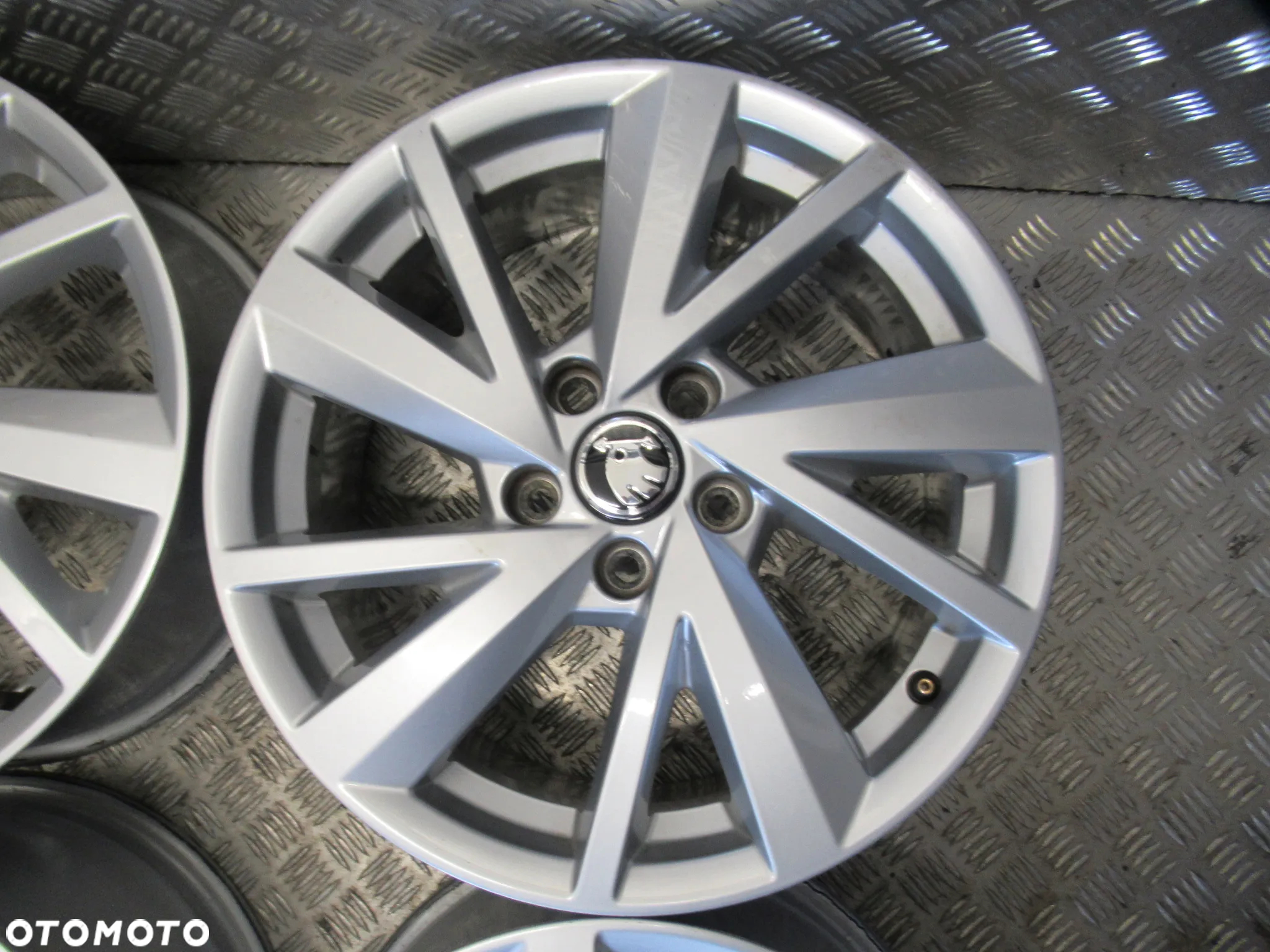 Felgi Skoda Karoq Kodiaq Octavia Superb Yeti 7Jx17 et45 5x112 - 4