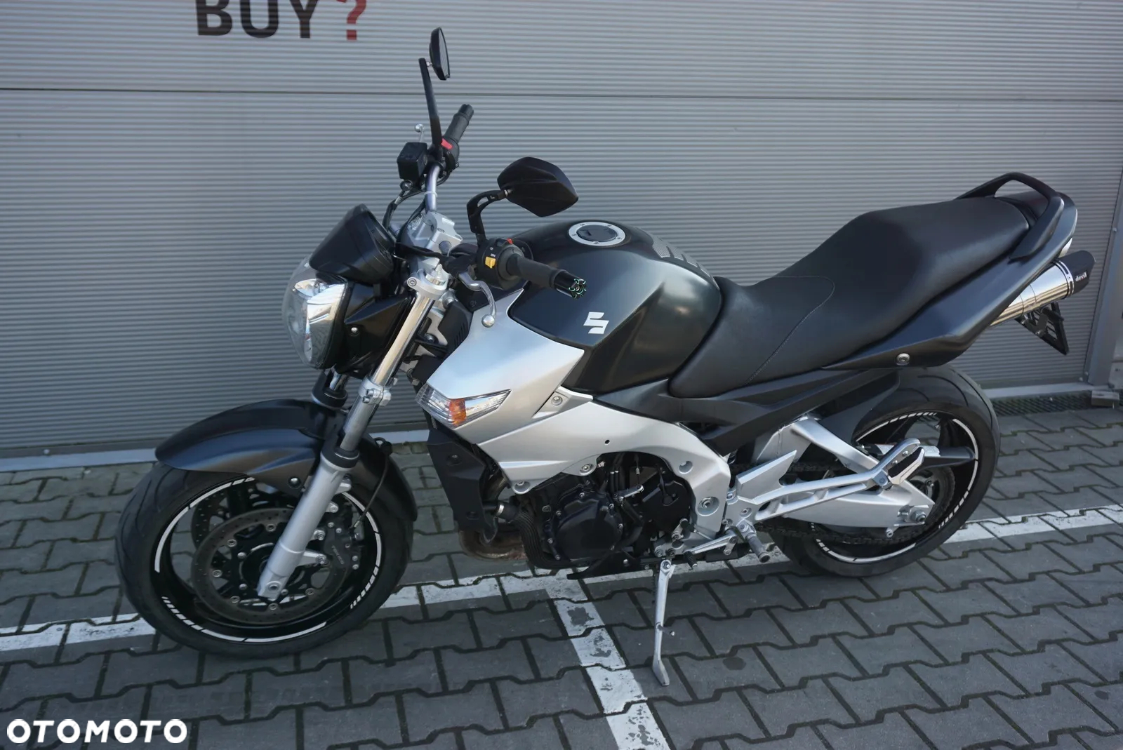 Suzuki GSR - 13
