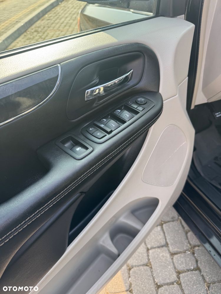 Chrysler Town & Country 3.6 Limited - 16