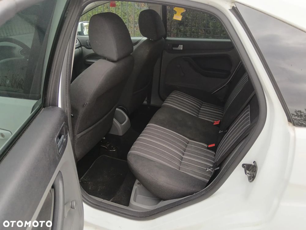 Ford Focus 2.0 TDCi DPF Style+ - 9