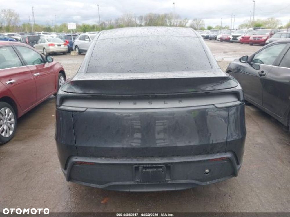 Tesla Model Y - 8