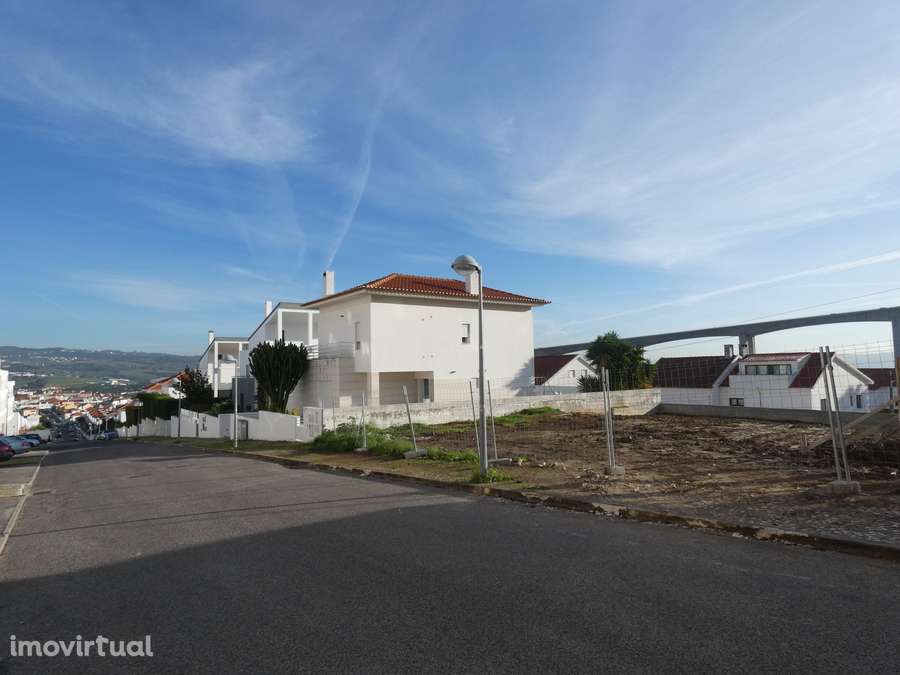 Moradia T3 isolada com jardim e garagem em Loures - Grande imagem: 2/20