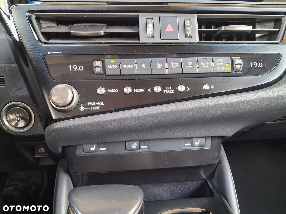 Lexus ES 300h Business Edition - 13
