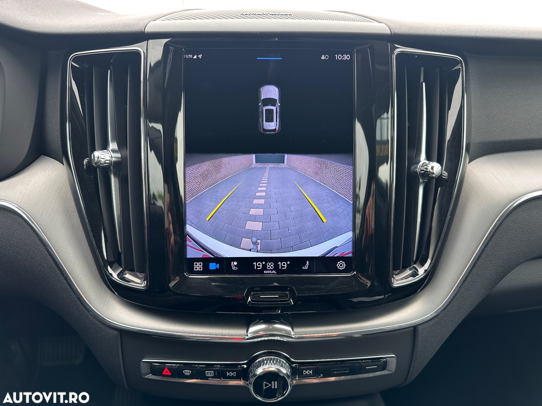 Volvo XC 60 B4 MHEV AT8 FWD Momentum Pro - 36