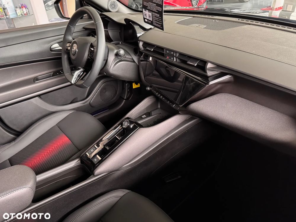 Alfa Romeo Junior 1.2 mHEV Ti eDCT - 8