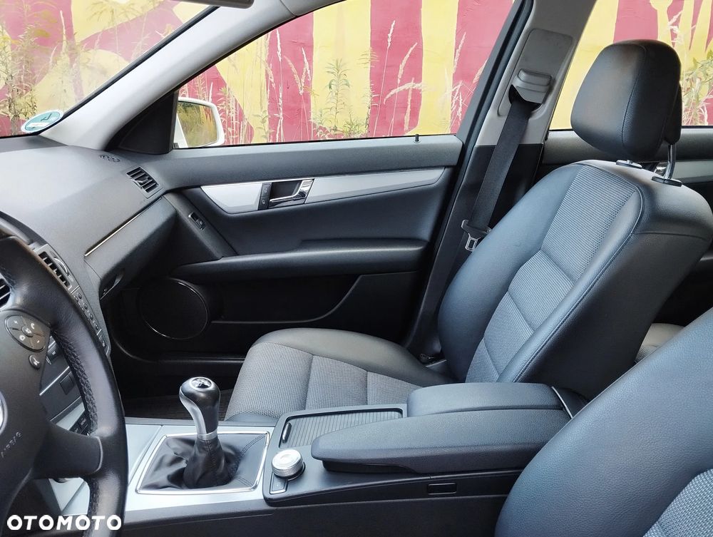 Mercedes-Benz Klasa C 180 T Kompressor BlueEFFICIENCY Avantgarde - 17