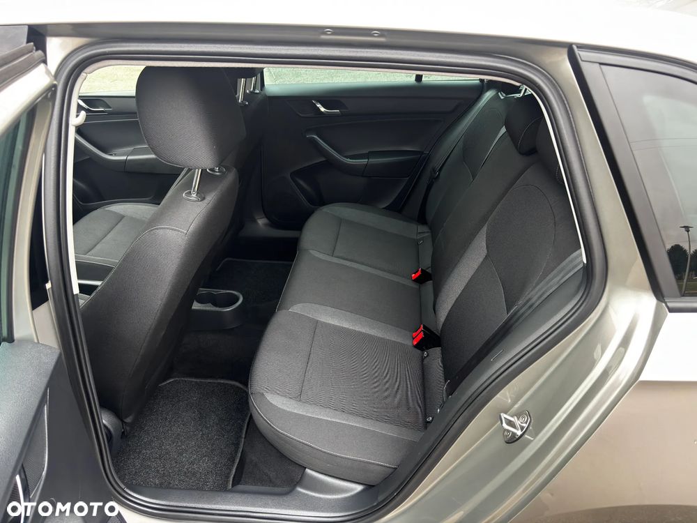 Skoda RAPID 1.4 TSI Ambition DSG - 9