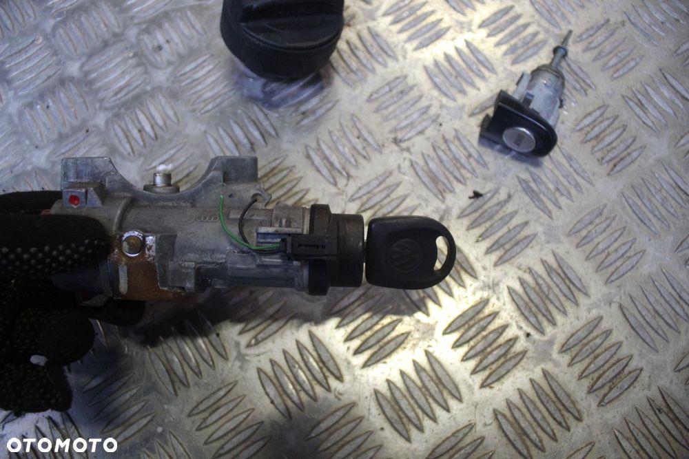 STACYJKA WKŁADKA KLUCZYK KOREK WLEWU PALIWA VW FOX 4B0905851N - 2