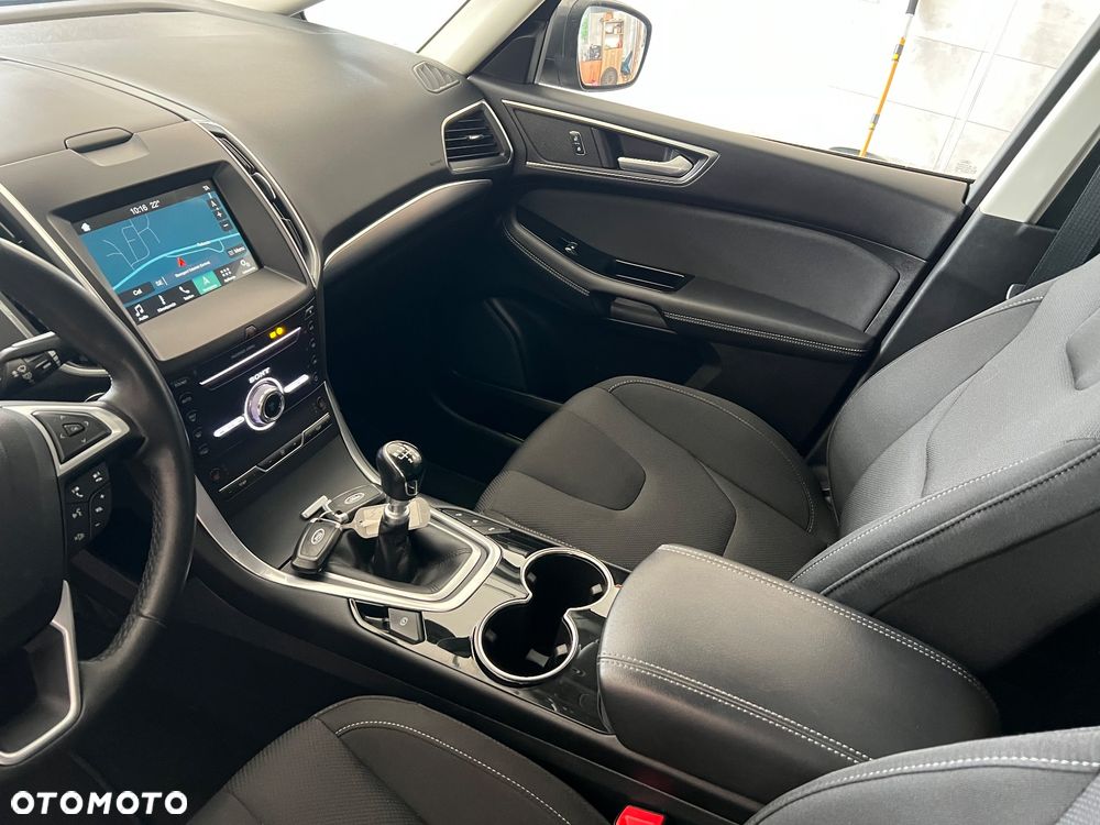 Ford S-Max - 12