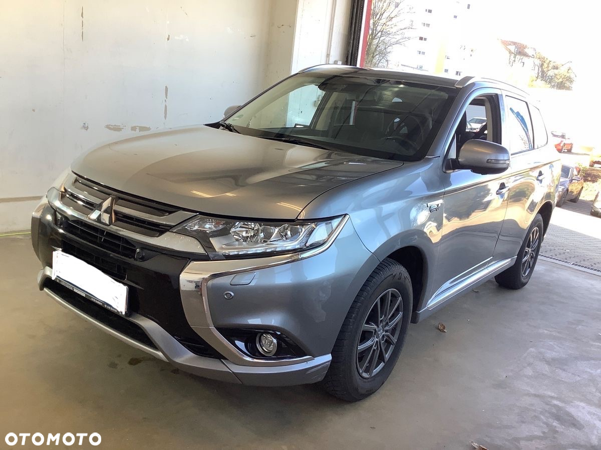 Mitsubishi Outlander 2.0 4WD Plug-In Hybrid - 26