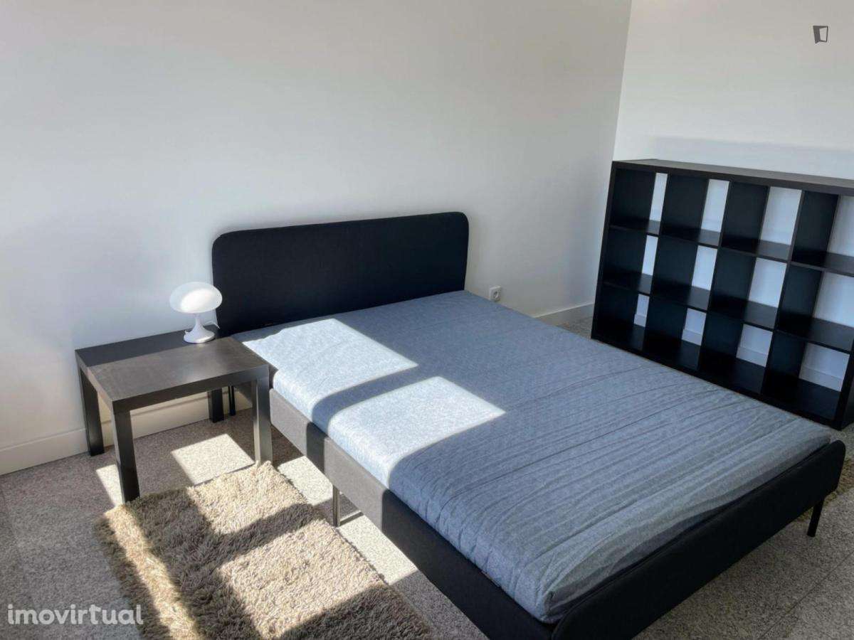 Quarto - localizado em Lordelo do Ouro Porto - Grande imagem: 2/9