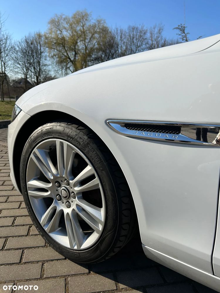 Jaguar XE 2.0 D Portfolio - 14