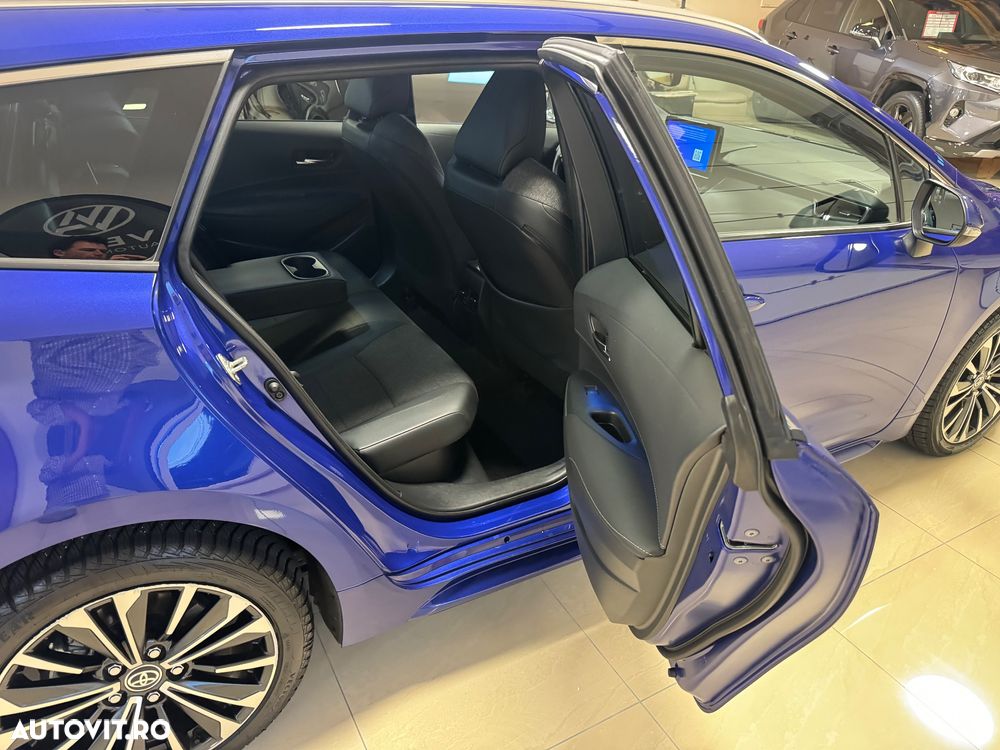 Toyota Corolla 1.8 Hybrid Team Deutschland - 12