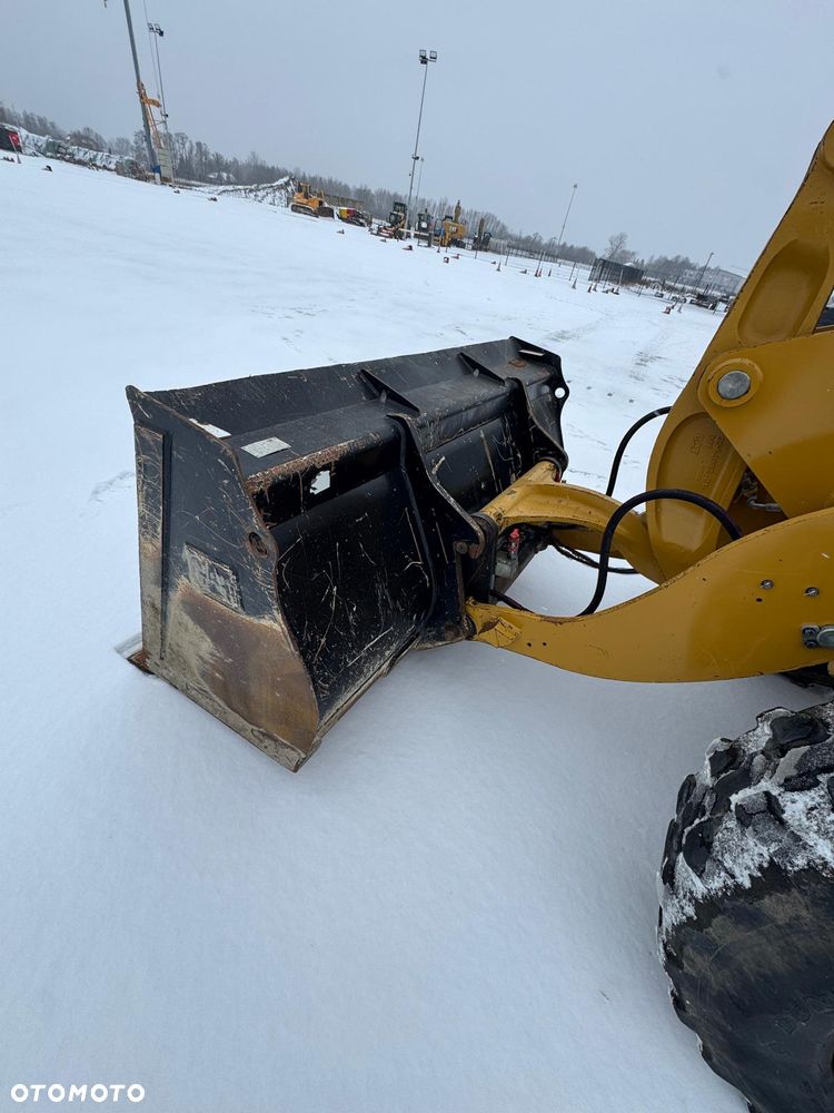 Caterpillar 908M - 8