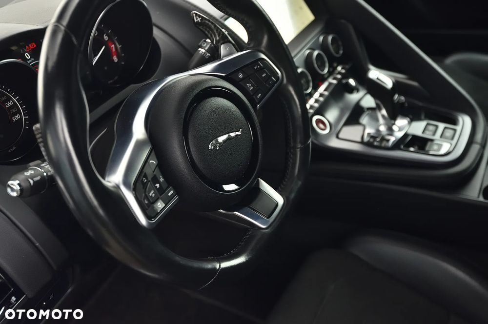 Jaguar F-Type Coupe P300 R-Dynamic - 32