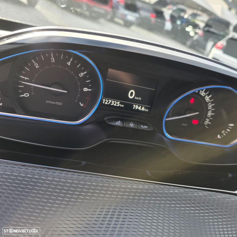 Peugeot 2008 1.2 PureTech Allure - 23