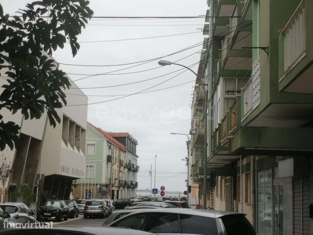 Loja junto da Avenida principal na freguesia do Dafundo - Grande imagem: 4/8