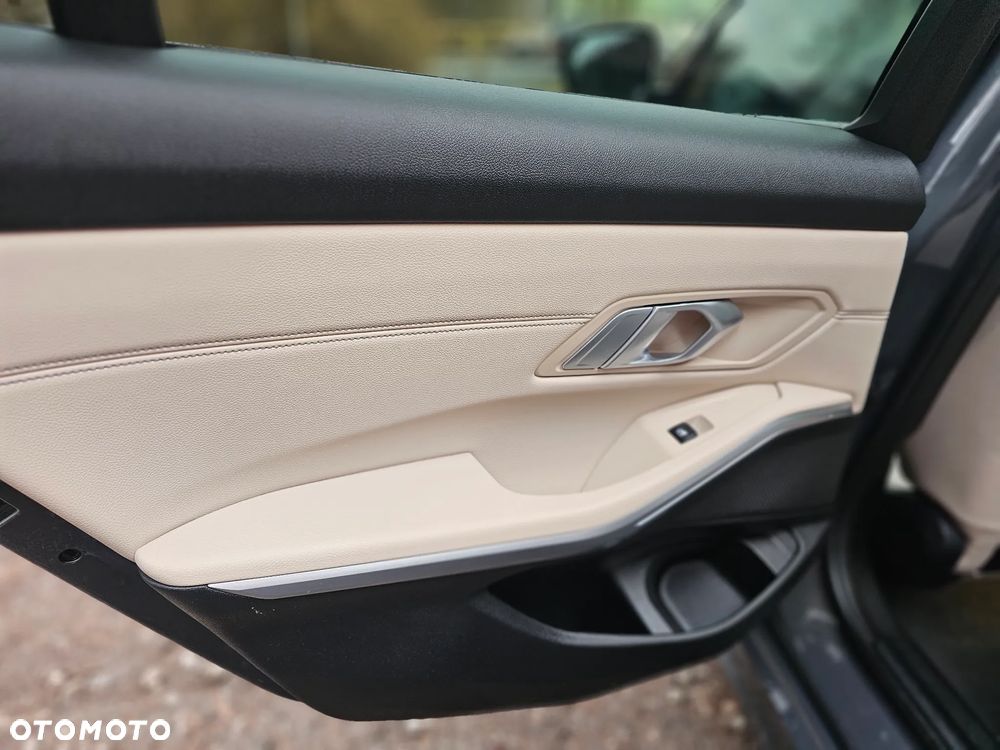 BMW Seria 3 320d xDrive Luxury Line Purity - 25