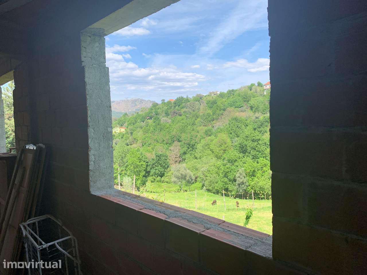 Quintinha na zona do Gerês com casa em estrutura e 6.400m2 terreno - Grande imagem: 4/21