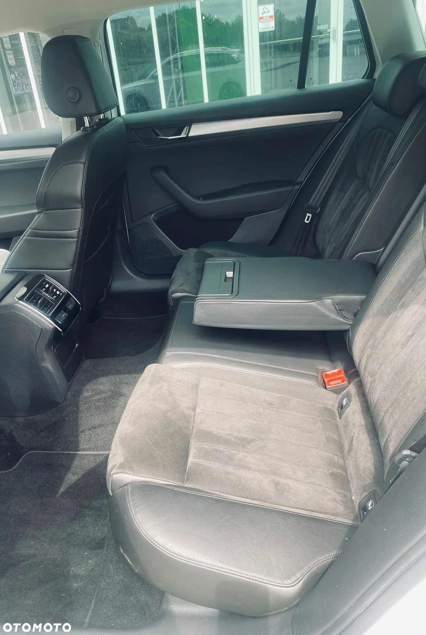 Skoda Superb Combi 2.0 TDI DSG Ambition - 9