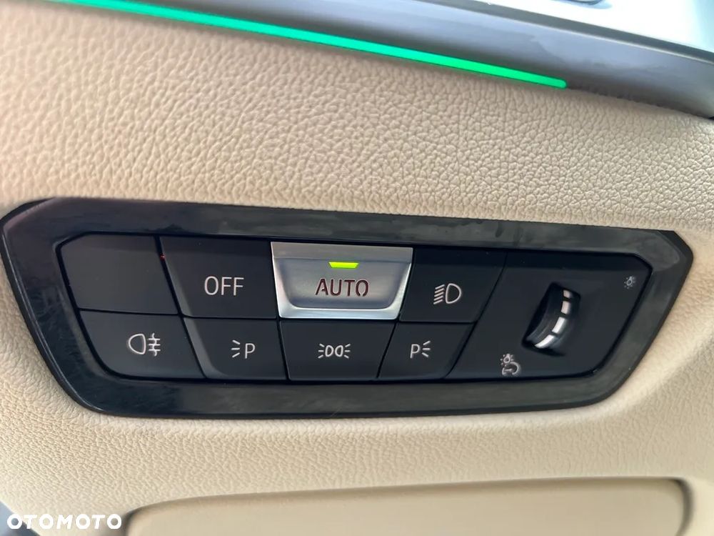 BMW Seria 3 330i Luxury Line - 24