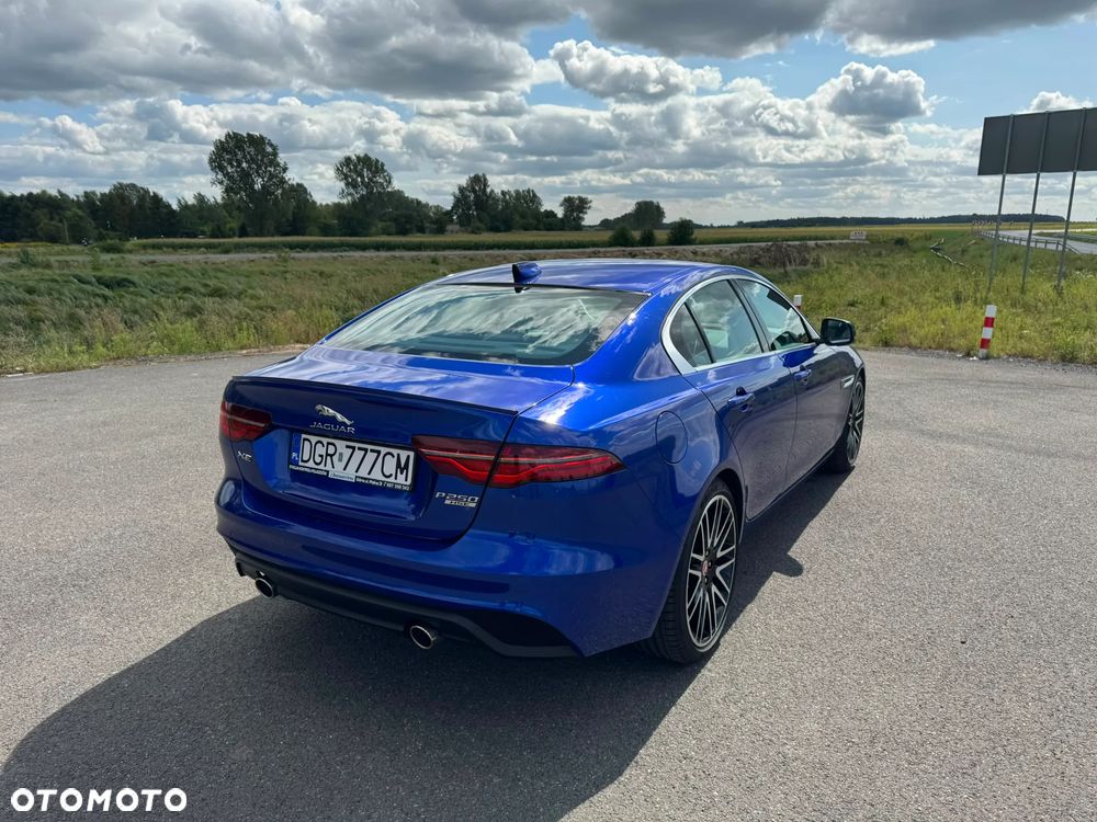 Jaguar XE 25t Prestige - 14
