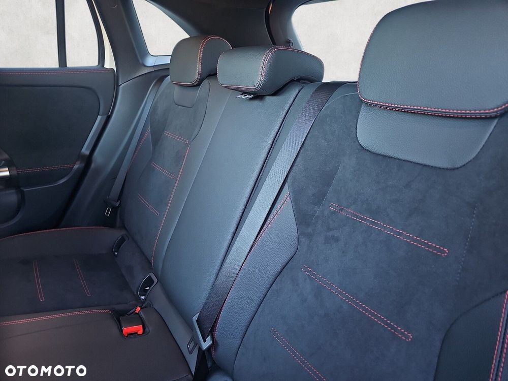 Mercedes-Benz GLA - 12