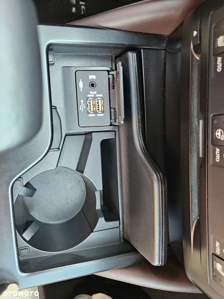 Lexus ES 300h Business Edition + - 13