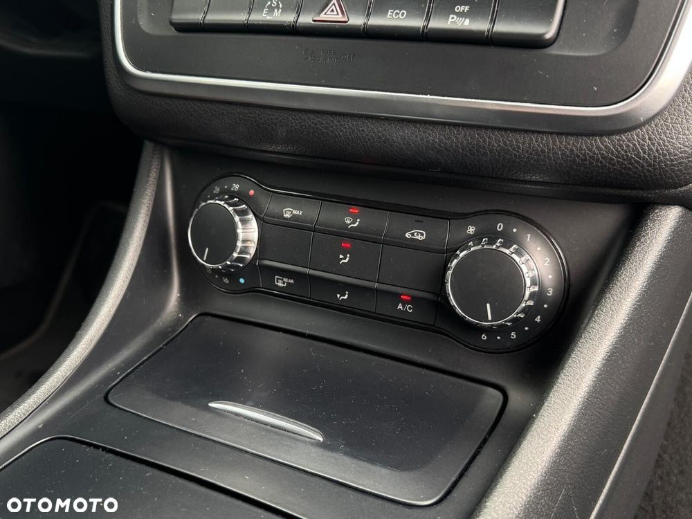 Mercedes-Benz CLA 200 7G-DCT AMG Line - 32