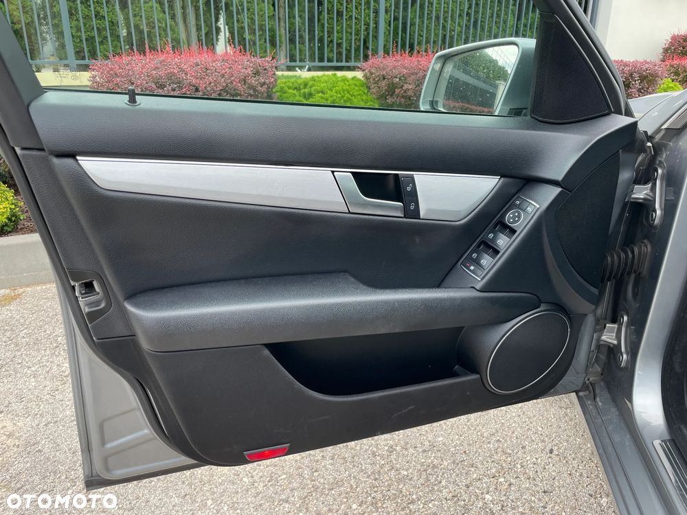 Mercedes-Benz Klasa C 180 BlueEFFICIENCY 7G-TRONIC Avantgarde - 23