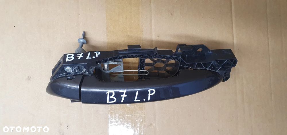 Klamka lewy przód przednia lewa mocowanie VW Passat B7 3C0837885H - 2