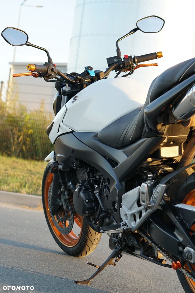Suzuki GSR - 6