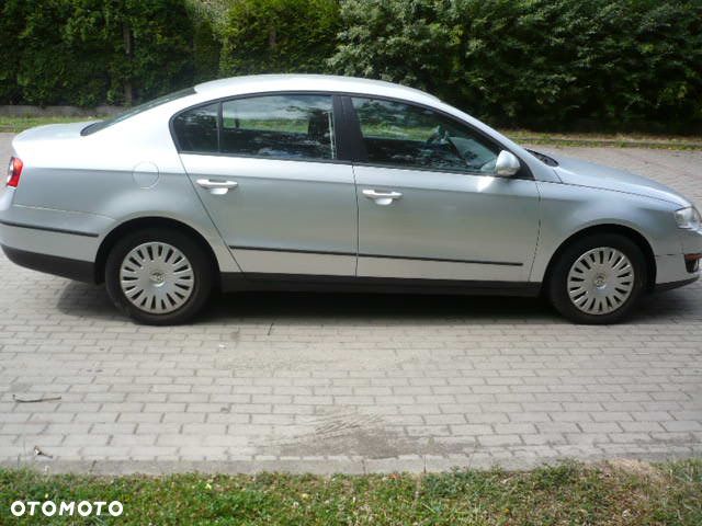 Volkswagen Passat 1.6 FSI Comfortline - 2
