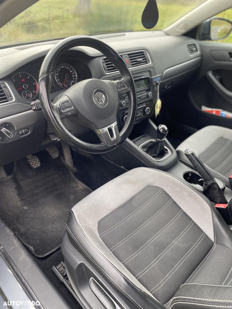 Volkswagen Jetta - 8