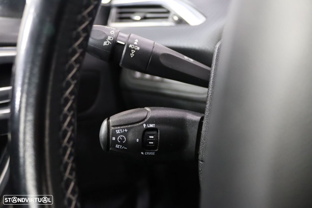 Peugeot 2008 1.2 PureTech Allure EAT6 - 12