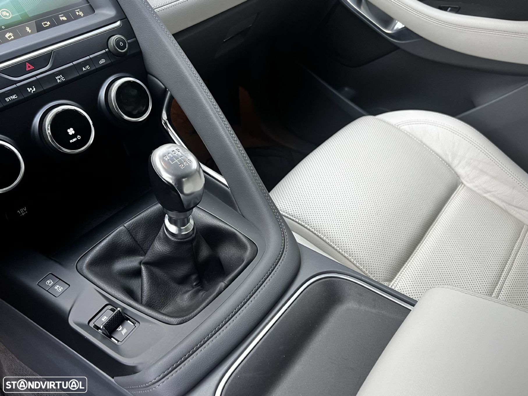 Jaguar E-Pace 2.0 i4D R-Dynamic S - 36